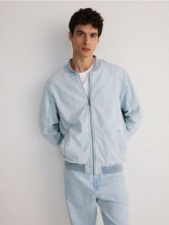 Denimowa kurtka bomberka - niebieski. Niebieskie kurtki Reserved, l, bez wzorów, z denimu, bez kaptura. W wyprzedaży za 59.99 zł.