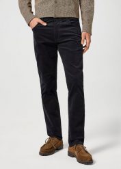 WRANGLER MĘSKIE SPODNIE SZTRUKSOWE GREENSBORO BLACK 112357406 W15Q013729. Czarne jeansy Wrangler, l. Za 219.99 zł.