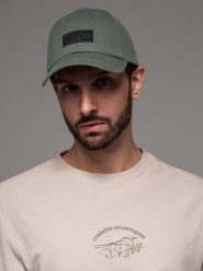 Męska czapka bejsbolówka z daszkiem oraz prostokątną naszywką – khaki V6 OM-ACCS-0104 - uniwersalny. Brązowe czapki z daszkiem Ombre Clothing, z aplikacjami, z bawełny. Za 59.99 zł.