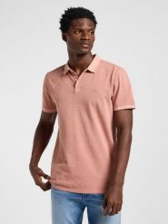 LEE MĘSKA KOSZULKA POLO LEE GARMENT DYE POLO SEPIA 112363861. Brązowe koszulki polo sportowe Lee, m, bez wzorów, bez kołnierzyka, bez ramiączek. Za 89.99 zł.
