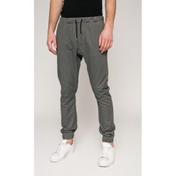 Quiksilver - Spodnie. Spodnie materiałowe marki Quiksilver. W wyprzedaży za 229.90 zł.