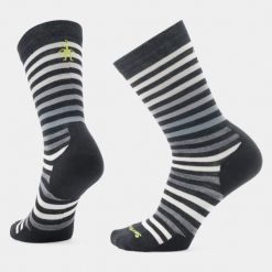 Skarpetki Smartwool Spruce Street Crew. Czarne skarpety Smartwool, bez wzorów, z elastanu. Za 107.65 zł.