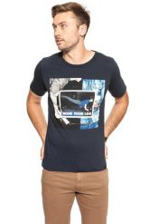 LEE T SHIRT PHOTO TEE NIGHT SKY L60QEPSJ. Niebieskie t-shirty Lee, l, bez wzorów, bez kołnierzyka, bez ramiączek. W wyprzedaży za 39.99 zł.
