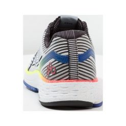 New Balance M 890 LONDON Obuwie do biegania treningowe white. Buty treningowe marki New Balance, z materiału. W wyprzedaży za 439.20 zł.