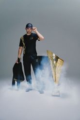 4F T-shirt regular z nadrukiem uniseks 4F x Bartosz Zmarzlik - czarna S. Czarne t-shirty 4F, m, bez wzorów, z bawełny, bez kołnierzyka, bez ramiączek. Za 89.99 zł.