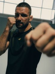 4F Koszulka trenignowa regular szybkoschnąca męska - czarna M. Czarne t-shirty 4F, m, bez wzorów, z materiału, bez kołnierzyka, bez ramiączek. Za 129.99 zł.