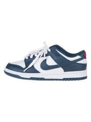 Nike Skórzane sneakersy "Dunk Low" w kolorze granatowo-białym rozmiar: 45. Niebieskie buty sportowe casual Nike, bez wzorów, z materiału, bez zapięcia. Za 334.60 zł.