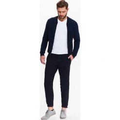 SPODNIE GŁADKIE TYPU CHINO O DOPASOWANYM KROJU. Eleganckie spodnie marki TOP SECRET. W wyprzedaży za 39.99 zł.