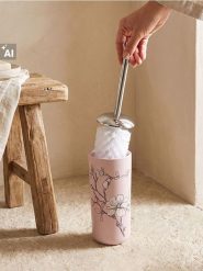 Szczotka toaletowa z pojemnikiem w kwiatowy wzór - różowy. Perfumy męskie Sinsay. Za 25.99 zł.