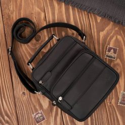 Saszetka męska na ramię skórzana vintage do pracy praktyczna czarna Paolo Peruzzi T-128-HBL. Czarne torby na ramię bez wzorów, z materiału, do ręki, małe, bez dodatków. Za 229.99 zł.