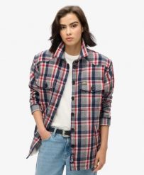 Superdry Borg Check Overshirt – Koszula-overshirt z borgiem w kratę. Czerwone koszule Superdry, z aplikacjami, z materiału, bez kołnierzyka, bez ramiączek. Za 430.25 zł.