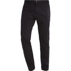 Club Monaco CONNOR Chinosy black. Eleganckie spodnie marki Club Monaco. W wyprzedaży za 356.85 zł.