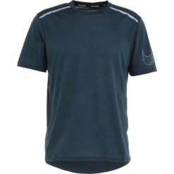 Nike Performance BREATHE RISE RUNNING Tshirt z nadrukiem deep jungle/metallic silver. T-shirty Nike Performance. Za 189.00 zł.