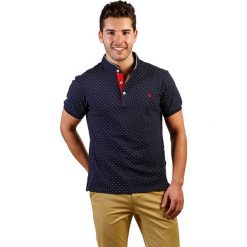 Koszulka polo w kolorze ciemnoniebieskim ze wzorem. Koszulki polo marki The Time of Bocha. W wyprzedaży za 99.95 zł.