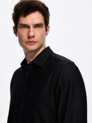 Gładka koszula slim fit - czarny. Czarne koszule Reserved, l, bez wzorów, z bawełny, bez kołnierzyka, bez ramiączek. Za 129.99 zł.