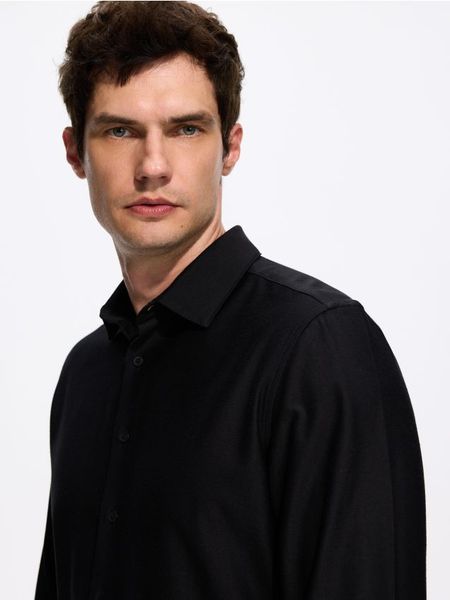 Gładka koszula slim fit - czarny. Czarne koszule Reserved, l, bez wzorów, z bawełny, bez kołnierzyka, bez ramiączek. Za 129.99 zł.