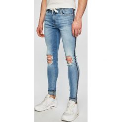 Jack & Jones - Jeansy Tom. Niebieskie jeansy Jack & Jones, z obniżonym stanem. W wyprzedaży za 99.90 zł.