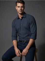 Gładka koszula basic - granatowy. Niebieskie koszule Sinsay, l, bez wzorów, bez kołnierzyka, bez ramiączek. Za 39.99 zł.