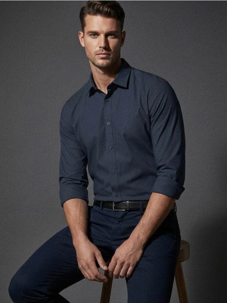 Gładka koszula basic - granatowy. Niebieskie koszule Sinsay, l, bez wzorów, bez kołnierzyka, bez ramiączek. Za 39.99 zł.