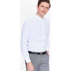 KOSZULA MĘSKA SLIM Z NADRUKIEM I KOŁNIERZEM TYPU SMALL KENT. Koszule marki TOP SECRET. W wyprzedaży za 69.99 zł.