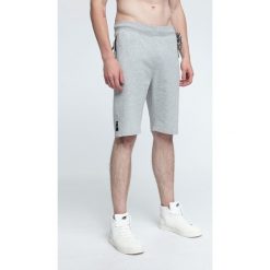 Spodenki dresowe męskie SKMD003 - chłodny jasny szar. Krótkie spodenki sportowe marki 4F. W wyprzedaży za 49.99 zł.
