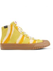 Camper Sneakersy w kolorze żółtym rozmiar: 41. Żółte buty sportowe casual Camper, bez wzorów, bez zapięcia. Za 368.09 zł.