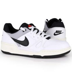 Buty męskie sportowe retro Nike FULL FORCE LO. Białe buty sportowe casual Nike, bez wzorów, bez zapięcia. Za 349.99 zł.