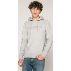 Tommy Hilfiger - Bluza. Szare bluzy z kapturem marki Tommy Hilfiger, z aplikacjami, z bawełny. W wyprzedaży za 399.90 zł.