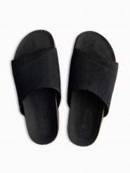 Męskie klapki z naturalnego zamszu na korkowej podeszwie - czarne V1. Czarne klapki Ombre Clothing, z jeansu. W wyprzedaży za 149.99 zł.