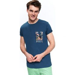 T-SHIRT Z KIESZONKĄ I NADRUKIEM. Zielone bluzki z długim rękawem TOP SECRET, l, z aplikacjami, z dzianiny, bez kołnierzyka, bez ramiączek. W wyprzedaży za 14.99 zł.