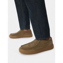 Półbuty Clarks. Brązowe eleganckie półbuty Clarks, bez wzorów, bez obcasa, bez zapięcia. Za 466.99 zł.