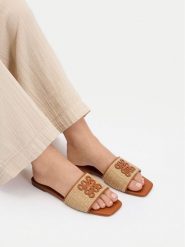 Nine West Klapki CEO-SMRL393661 Beżowy. Brązowe bezrękawniki Nine West, bez wzorów, z syntetyku, bez kołnierzyka, bez ramiączek. Za 89.99 zł.