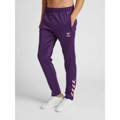 Poliestrowy strój do joggingu Hummel Core XK. Czerwone szorty Hummel, l, bez wzorów, eleganckie. Za 205.00 zł.