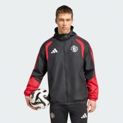 Kurtka Manchester United 26/27 Tiro All Weather. Czarne kurtki Adidas, m, bez wzorów, z materiału, bez kaptura. Za 429.50 zł.