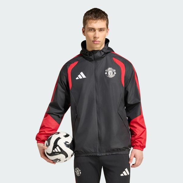 Kurtka Manchester United 26/27 Tiro All Weather. Czarne kurtki Adidas, m, bez wzorów, z materiału, bez kaptura. Za 429.50 zł.