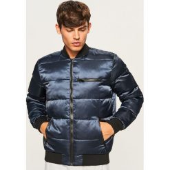 Kurtka bomber - Granatowy. Kurtki marki Under Armour. W wyprzedaży za 139.99 zł.