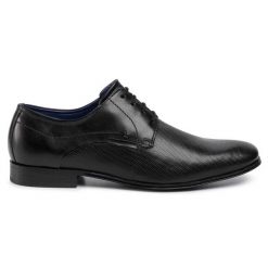 Półbuty Bugatti. Czarne eleganckie półbuty Bugatti, bez wzorów, bez obcasa, bez zapięcia. Za 279.99 zł.