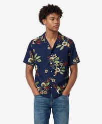 Superdry Koszula w krótkim rękawie z nadrukiem hawajskim – Cabana Navy. Niebieskie koszule Superdry, na lato, s, bez wzorów, z bawełny, bez kołnierzyka, bez ramiączek. Za 238.00 zł.
