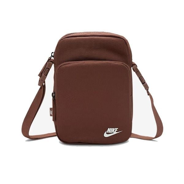 Saszetka na ramię Nike Nk Heritage Crossbody. Brązowe torby na ramię Nike, bez wzorów, na ramię, bez dodatków. Za 110.99 zł.