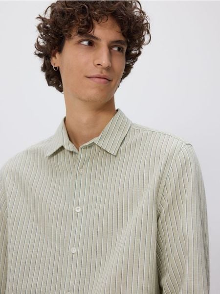 Koszula regular z dodatkiem lnu - jasnozielony. Zielone koszule Reserved, l, bez wzorów, z bawełny, bez kołnierzyka, bez ramiączek. W wyprzedaży za 39.99 zł.