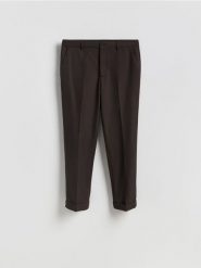 Garniturowe spodnie carrot - ciemnobrązowy. Brązowe garnitury Reserved, bez wzorów, z tkaniny. Za 169.99 zł.