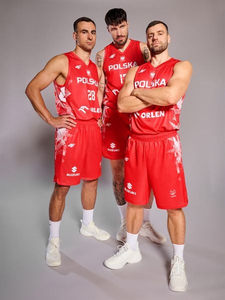 4F Koszulka reprezentacyjna z możliwością personalizacji męska 4F x PZKOSZ - czerwona 3XL. Czerwone t-shirty 4F, l, bez wzorów, z materiału, bez kołnierzyka, bez ramiączek. Za 279.99 zł.