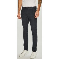 Guess Jeans - Spodnie Daniel. Spodnie materiałowe marki Guess Jeans. W wyprzedaży za 329.90 zł.