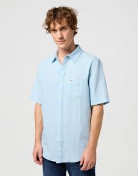 WRANGLER SS 1 PKT SHIRT MĘSKA KOSZULA ELEGANCKA DREAM BLUE 112352188 W5K0012098. Niebieskie koszule Wrangler, m, bez wzorów, bez kołnierzyka, bez ramiączek. Za 139.99 zł.