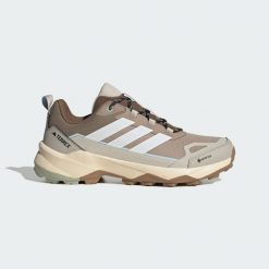 Buty turystyczne Terrex Skychaser AX5 GORE-TEX. Białe buty turystyczne Adidas, bez wzorów, z gore-texu, bez zapięcia, wspinaczkowe, adidas terrex, gore-tex. Za 529.00 zł.