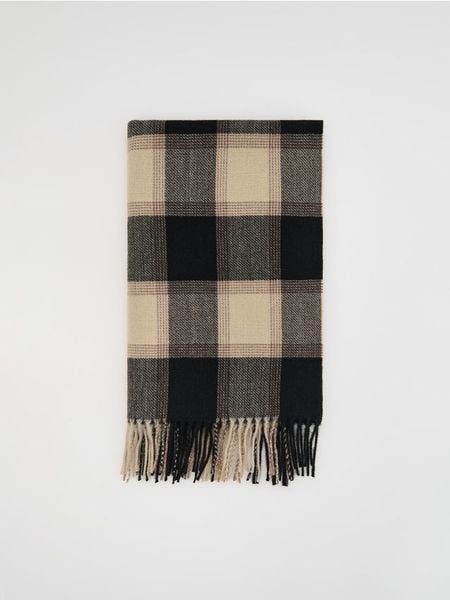 Szalik z wiskozą - czarny. Czarne szaliki Reserved, bez wzorów, z wiskozy. W wyprzedaży za 35.99 zł.