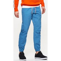 Materiałowe joggery - Niebieski. Spodnie materiałowe marki Cropp. W wyprzedaży za 39.99 zł.