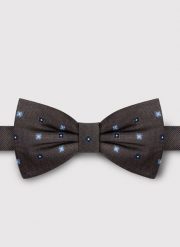 PAKO LORENTE – Brązowa mucha w kwiatki. Brązowe krawaty i muchy Pako Lorente, bez wzorów, z poliesteru. Za 99.99 zł.