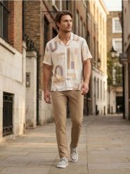 Wiskozowa koszula z abstrakcyjnym wzorem - kremowy. Białe koszule Sinsay, l, bez wzorów, z wiskozy, bez kołnierzyka, bez ramiączek. Za 39.99 zł.