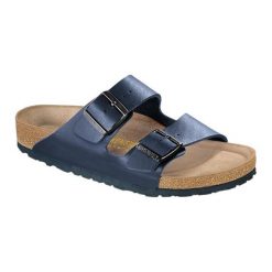 Klapki w kolorze granatowym. Klapki marki Birkenstock. W wyprzedaży za 249.95 zł.